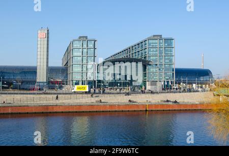 BERLIN, 12. MÄRZ 2015: Der Berliner Hauptbahnhof ist nicht nur ein wichtiger Verkehrsknotenpunkt, sondern dient auch als Einkaufszentrum Stockfoto