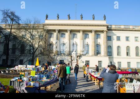 BERLIN, 12. MÄRZ 2015: Auf einem Flohmarkt vor der humboldt-Universität in berlin kaufen Menschen gebrauchte Bücher. Stockfoto