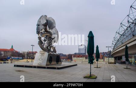 BERLIN, 12. MÄRZ 2015: Statue eines rollenden Pferdes vor dem Berliner Hauptbahnhof. Stockfoto