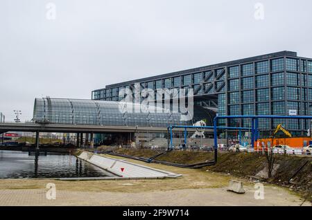 BERLIN, 12. MÄRZ 2015: Blick auf den Berliner Hauptbahnhof, der auch als Einkaufszentrum und Bürogebäude dient. Stockfoto