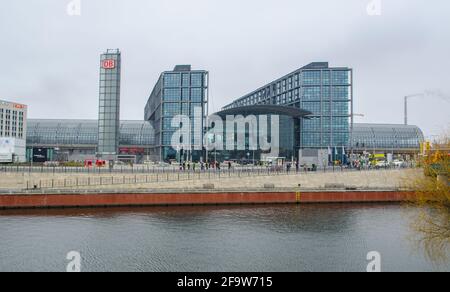 BERLIN, 12. MÄRZ 2015: Blick auf den Berliner Hauptbahnhof, der auch als Einkaufszentrum und Bürogebäude dient. Stockfoto