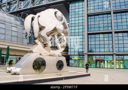 BERLIN, 12. MÄRZ 2015: Statue eines rollenden Pferdes vor dem Berliner Hauptbahnhof. Stockfoto