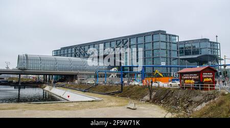 BERLIN, 12. MÄRZ 2015: Blick auf den Berliner Hauptbahnhof, der auch als Einkaufszentrum und Bürogebäude dient. Stockfoto