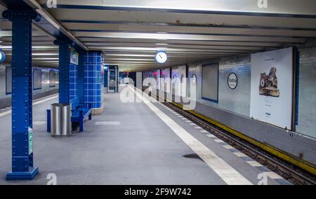 BERLIN, 12. MÄRZ 2015: Innenansicht der U-Bahn-Station uhlandstraße in berlin. Stockfoto