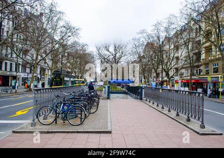 BERLIN, 12. MÄRZ 2015:Blick auf die vor dem Eingang zur U-Bahn in berlin verschlossenen Fahrräder. Stockfoto