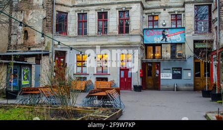 BERLIN, 12. MÄRZ 2015: Der Komplex aus neun Höfen, versteckt zwischen hohen Gebäuden, wurde in eine ruhige Zone mit Geschäften, Restaurants und umgewandelt Stockfoto