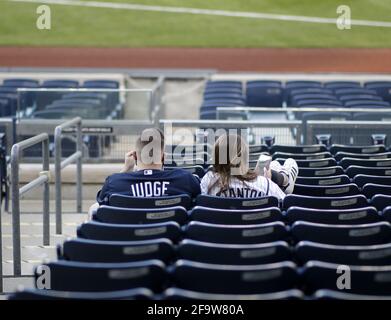 Bronx, Usa. April 2021. Zwei Fans sitzen in der unteren Ebene und warten darauf, dass die Atlanta Braves am Dienstag, den 20. April 2021 in New York City die New York Yankees im Yankee Stadium spielen. Foto von John Angelillo/UPI Credit: UPI/Alamy Live News Stockfoto