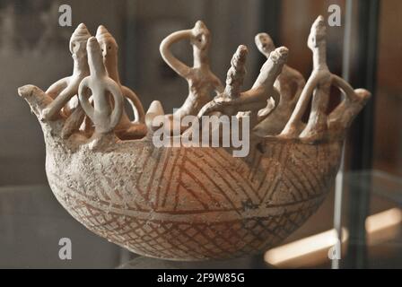 Alte Vase mit menschlichen Figuren. Mesopotamische Kunst. Louvre Museum Stockfoto