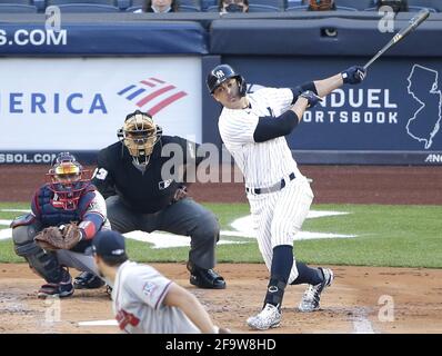 Bronx, Usa. April 2021. New York Yankees Giancarlo Stanton schlägt im zweiten Inning gegen die Atlanta Braves im Yankee Stadium am Dienstag, den 20. April 2021 in New York City aus. Foto von John Angelillo/UPI Credit: UPI/Alamy Live News Stockfoto