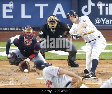 Bronx, Usa. April 2021. Der New Yorker Yankees DJ LeMahieu schlägt am Dienstag, den 20. April 2021, im Yankee Stadium in New York City im dritten Inning gegen die Atlanta Braves aus. Foto von John Angelillo/UPI Credit: UPI/Alamy Live News Stockfoto