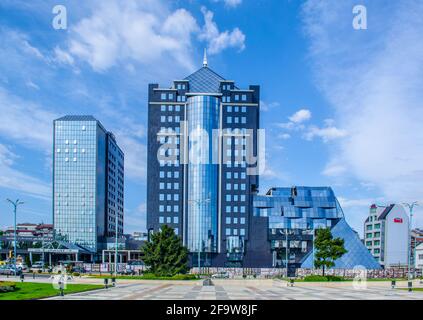 PLOVDIV, BULGARIEN, 7. APRIL 2015: Moderne Architektur in der bulgarischen Stadt plovdiv wird durch maritsa Hotel direkt gegenüber der Ausstellung vertreten Stockfoto