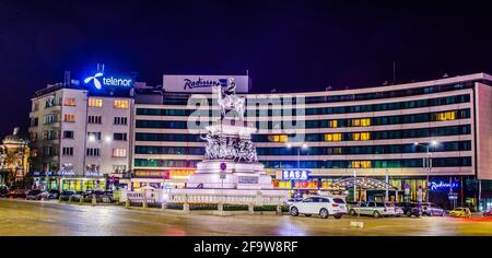 SOFIA, BULGARIEN, 7. APRIL 2015: Nachtansicht des Platzes vor dem bulgarischen parlament in sofia, der vom restaurierten Zaren-Denkmal dominiert wird Stockfoto