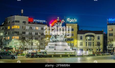 SOFIA, BULGARIEN, 7. APRIL 2015: Nachtansicht des Platzes vor dem bulgarischen parlament in sofia, der vom restaurierten Zaren-Denkmal dominiert wird Stockfoto