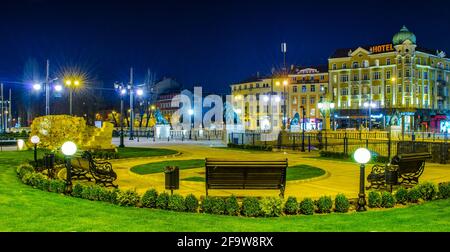 SOFIA, BULGARIEN, 7. APRIL 2015: Nachtansicht der beleuchteten Löwenbrücke (lavow most) in der bulgarischen Hauptstadt sofia. Stockfoto