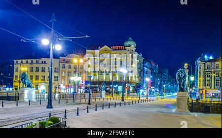 SOFIA, BULGARIEN, 7. APRIL 2015: Nachtansicht der beleuchteten Löwenbrücke (lavow most) in der bulgarischen Hauptstadt sofia. Stockfoto