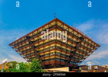 BRATISLAVA, SLOWAKEI, 28. MAI 2016: Gebäude des Slowakischen Rundfunks (Slovensky rozhlas) in Form einer umgekehrten Pyramide in Bratislava. Stockfoto