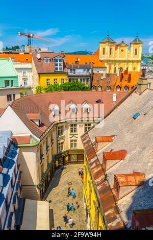 BRATISLAVA, SLOWAKEI, 28. MAI 2016: Luftaufnahme der michalska-Straße vom michalska-Turm in Bratislava, Slowakei. Stockfoto