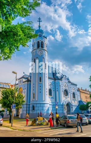 BRATISLAVA, SLOWAKEI, 28. MAI 2016: Die Menschen versammeln sich vor der Kirche St. Elisabeth Ungarisch, die eines der Wahrzeichen von Bratislava ist, Stockfoto