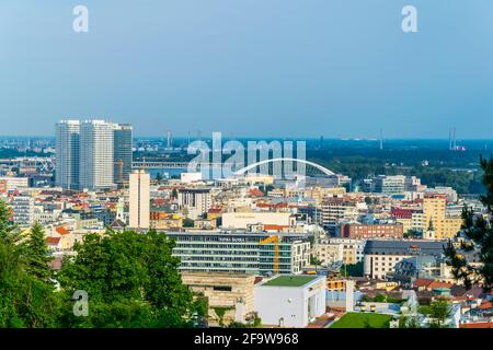 BRATISLAVA, SLOWAKEI, 28. MAI 2016: Luftaufnahme der slowakischen Hauptstadt bratislava vom slavin-Hügel Stockfoto