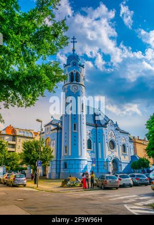BRATISLAVA, SLOWAKEI, 28. MAI 2016: Die Menschen versammeln sich vor der Kirche St. Elisabeth Ungarisch, die eines der Wahrzeichen von Bratislava ist, Stockfoto
