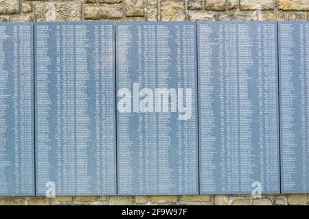 BRATISLAVA, SLOWAKEI, 28. MAI 2016: Gedenkstätte auf dem slavin Militärfriedhof zum Gedenken an gefallene Soldaten, Bratislava, Slowakei Stockfoto