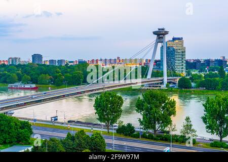 BRATISLAVA, SLOWAKEI, 28. MAI 2016: Luftaufnahme der SNP-Brücke in Bratislava, Slowakei Stockfoto