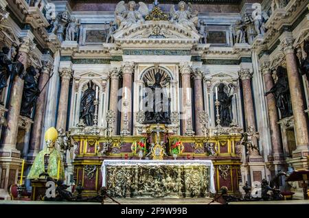 NEAPEL, ITALIEN - 22. JUNI 2014 : Innenräume und Details des Doms, Kathedrale von Neapel, erbaut im 14. Jahrhundert für den heiligen Januarius, Kamapnie, Stockfoto