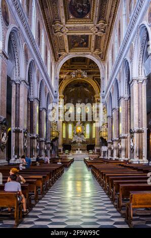 NEAPEL, ITALIEN - 22. JUNI 2014 : Innenräume und Details des Doms, Kathedrale von Neapel, erbaut im 14. Jahrhundert für den heiligen Januarius, Kamapnie, Stockfoto