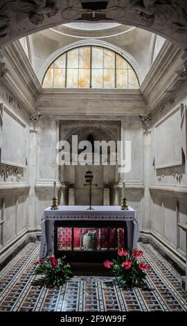 NEAPEL, ITALIEN - 22. JUNI 2014 : Innenräume und Details des Doms, Kathedrale von Neapel, erbaut im 14. Jahrhundert für den heiligen Januarius, Kamapnie, Stockfoto