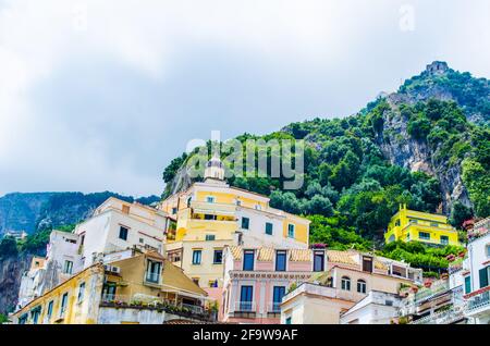 AMALFI, ITALIEN - 28. JUNI 2014: Malerische Sommerlandschaft der Stadt Amalfi, Italien. Amalfi ist Teil des UNESCO-Weltkulturerbes. Stockfoto