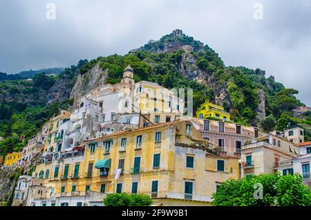 AMALFI, ITALIEN - 28. JUNI 2014: Malerische Sommerlandschaft der Stadt Amalfi, Italien. Amalfi ist Teil des UNESCO-Weltkulturerbes. Stockfoto