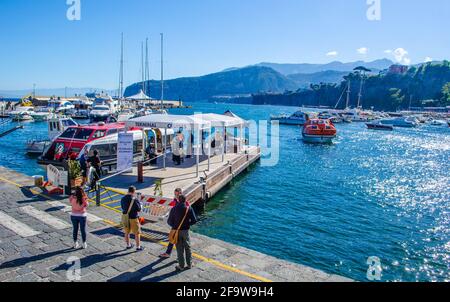 SORRENTO, ITALIEN, 15. MAI 2014: Die Menschen warten auf eine Fähre, die von sorrento nach capri in der Bucht von neapel abfährt. Stockfoto