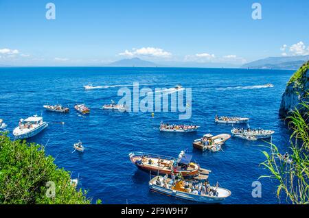CAPRI, ITALIEN, 15. MAI 2014: menschendie berühmte grotta azzura, die sich auf der insel capri in der Bucht von n befindet, wartet auf verschiedene Boote Stockfoto