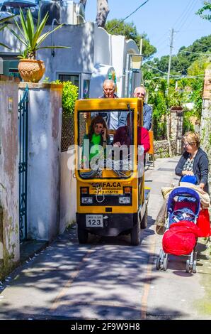 CAPRI, ITALIEN, 15. MAI 2014: Die Menschen wandern durch das historische Zentrum der Stadt capri, die sich in der Bucht von neapel befindet. Stockfoto