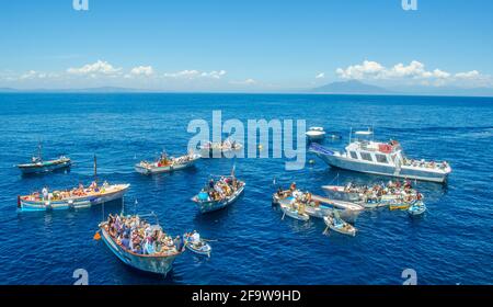 CAPRI, ITALIEN, 15. MAI 2014: menschendie berühmte grotta azzura, die sich auf der insel capri in der Bucht von n befindet, wartet auf verschiedene Boote Stockfoto