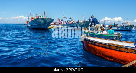 CAPRI, ITALIEN, 15. MAI 2014: menschendie berühmte grotta azzura, die sich auf der insel capri in der Bucht von n befindet, wartet auf verschiedene Boote Stockfoto