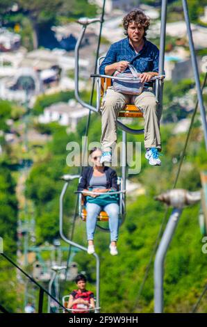 CAPRI, ITALIEN, 15. MAI 2014: Gruppe von Touristen steigt auf dem Sessellift auf der Insel capri in italien auf den Hügel. Stockfoto