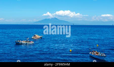 CAPRI, ITALIEN, 15. MAI 2014: menschendie berühmte grotta azzura, die sich auf der insel capri in der Bucht von n befindet, wartet auf verschiedene Boote Stockfoto