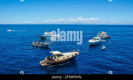 CAPRI, ITALIEN, 15. MAI 2014: menschendie berühmte grotta azzura, die sich auf der insel capri in der Bucht von n befindet, wartet auf verschiedene Boote Stockfoto