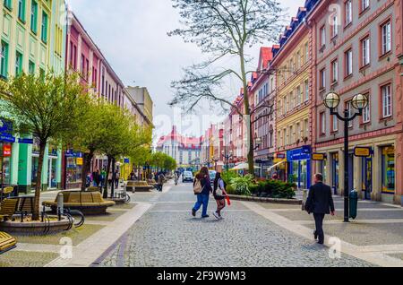HRADEC KRALOVE, TSCHECHISCHE REPUBLIK, 30. APRIL 2015: Die Menschen schlendern durch die schmale Fußgängerstraße im zentralen Teil der tschechischen Stadt hradec kralove Stockfoto