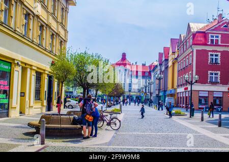 HRADEC KRALOVE, TSCHECHISCHE REPUBLIK, 30. APRIL 2015: Die Menschen schlendern durch die schmale Fußgängerstraße im zentralen Teil der tschechischen Stadt hradec kralove Stockfoto