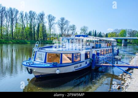 PODEBRADY, TSCHECHISCHE REPUBLIK, 28. APRIL 2015: Das Touristenschiff wartet im Kurort podebrady auf seine Passanten. Stockfoto