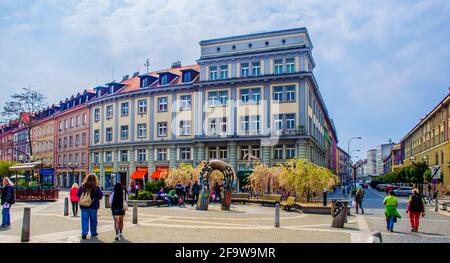 HRADEC KRALOVE, TSCHECHISCHE REPUBLIK, 30. APRIL 2015: Die Menschen schlendern durch die schmale Fußgängerstraße im zentralen Teil der tschechischen Stadt hradec kralove Stockfoto