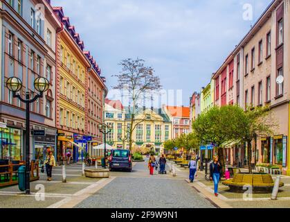 HRADEC KRALOVE, TSCHECHISCHE REPUBLIK, 30. APRIL 2015: Die Menschen schlendern durch die schmale Fußgängerstraße im zentralen Teil der tschechischen Stadt hradec kralove Stockfoto