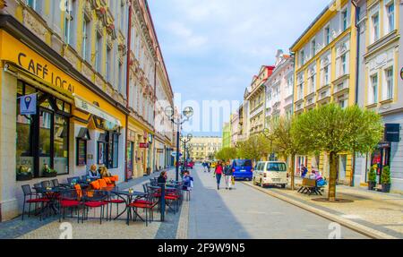 HRADEC KRALOVE, TSCHECHISCHE REPUBLIK, 30. APRIL 2015: Die Menschen schlendern durch die schmale Fußgängerstraße im zentralen Teil der tschechischen Stadt hradec kralove Stockfoto