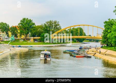 GYOR, UNGARN 20. MAI 2016: Ein Ausflugsboot fährt Touristen auf dem fluss raba in der ungarischen Stadt gyor Stockfoto