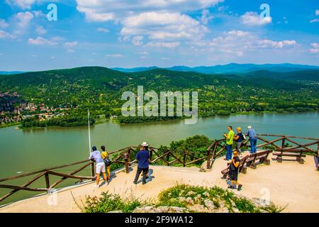 VISEGRAD, UNGARN 22. MAI 2016: Die Menschen beobachten die Donauknie von einer Terrasse des ungarischen Schlosses Visegrad aus Stockfoto