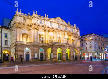 MAILAND, ITALIEN, 13. MÄRZ 2016: Nachtansicht des beleuchteten teatro alla scala in der italienischen Stadt mailand Stockfoto