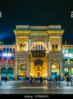 MAILAND, ITALIEN, 13. MÄRZ 2016: Blick auf eine der ältesten Einkaufsgalerien der Welt - die Galerie Vittorio Emanuele II in Mailand Stockfoto