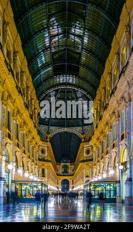 MAILAND, ITALIEN, 13. MÄRZ 2016: Blick auf eine der ältesten Einkaufsgalerien der Welt - die Galerie Vittorio Emanuele II in Mailand Stockfoto